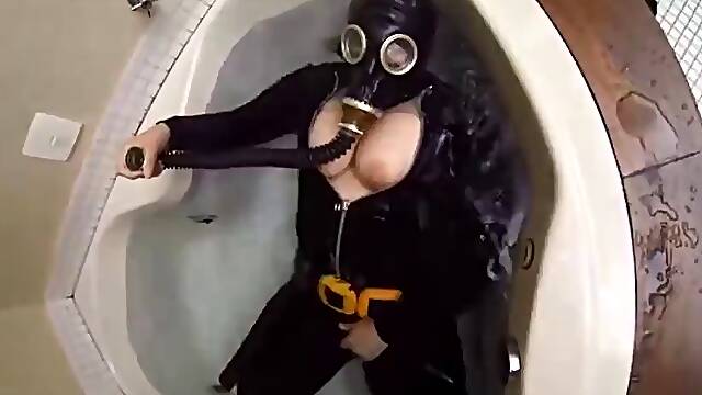 Under water in a gas mask