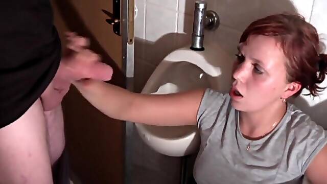 Haessliche Hartz-4-Nutte zum Maennerklo abgerichtet!