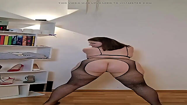 Babe twerks in opened pantyhose, no panties