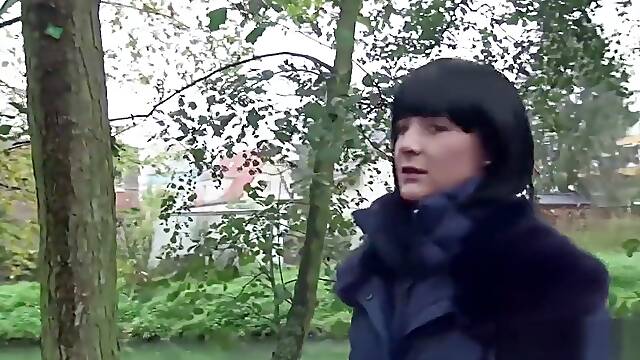 GERMAN SCOUT - Schlankes Teen Lullu in Berlin Park ohne Gummi gefickt