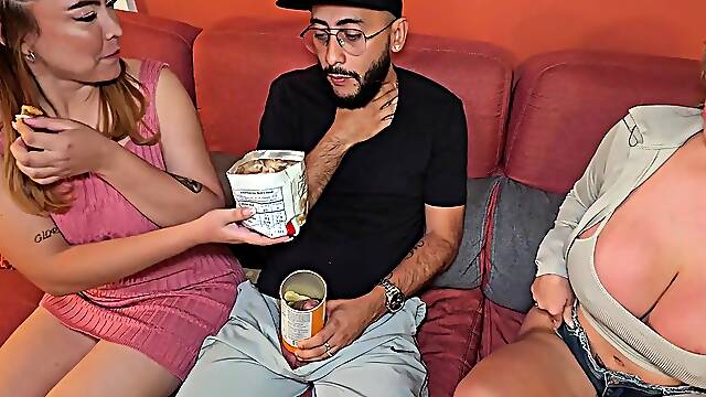 Me follo al esposo de mi mejor amigo sin que ella se entere y me deja la leche en mis enormes tetas - Big tits