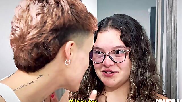 QUIERES QUE TE AYUDE? La plomera se me insinuó y termino chupándome el cliptoris
