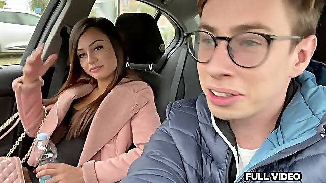 IL PRIMO movie porn IN MACCHINA DI MARTINA SMERALDI CON MAX FELICITAS