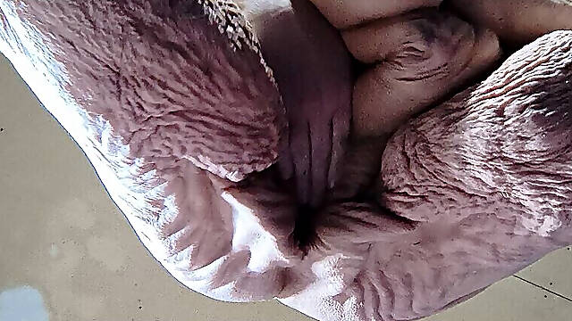 Wrinkled up Granny Cumming From Her Twat to Her Fanny